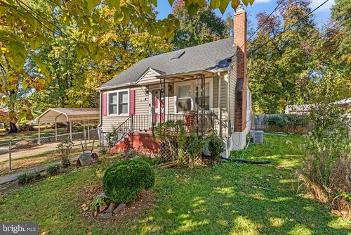 5704 48th Ave, RIVERDALE, MD, 20737-2011 | Card Image