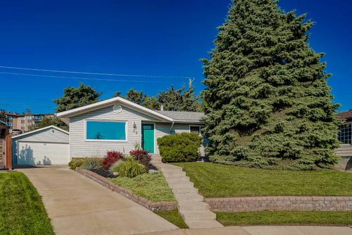 52 Hogarth Cres Sw, Calgary, AB, T2V3A7 | Card Image