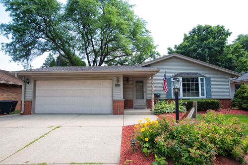 8703 W Eckel Ln, WEST ALLIS, WI, 53227-2729 | Card Image
