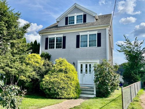 35 Hiawatha Ave, Waltham, MA, 02451-3229 | Card Image