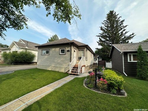 205 7th Ave W, Kindersley, SK, S0L1S2 | Card Image