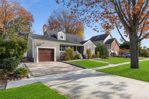 105 Jefferson St, Garden City, NY, 11530-2207 | Card Image