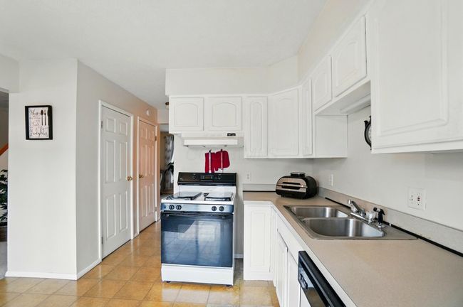 Kitchen - 5775 Corinne Creek Drive, Columbus, OH 43232 | Image 13