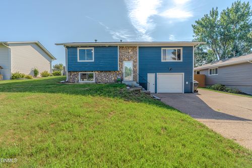 810 3rd Ave Ne, Mandan, ND, 58554-3220 | Card Image