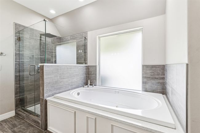 Primary Shower and Jetted T | Image 19