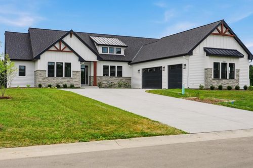9401 W Huntington Drive, Mequon, WI, 53097 | Card Image