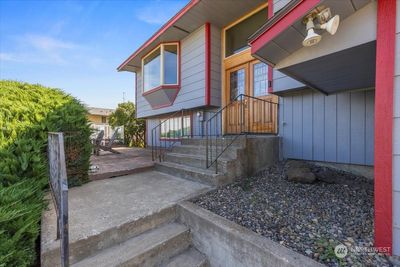 120 Echo Glen Place, House other with 3 bedrooms, 2 bathrooms and 2 parking in Yakima WA | Image 2