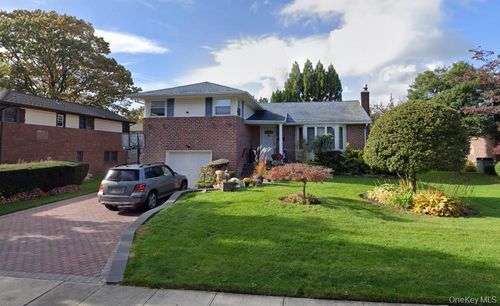 23 Glen Rd, Westbury, NY, 11590-1642 | Card Image