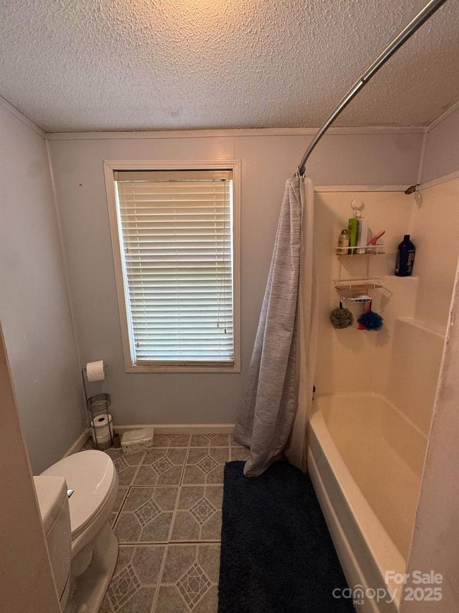 Hallway bathroom | Image 26