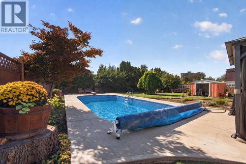 1261 Lawson Ave, House with 3 bedrooms, 3 bathrooms and 2 parking in Kelowna BC | Card Image