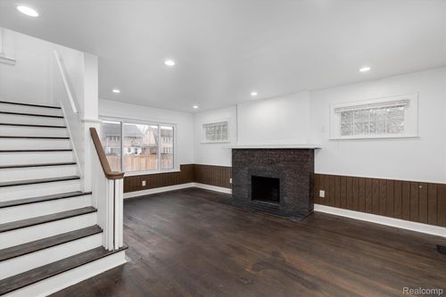220 Moss St, Highland Park, MI, 48203-2680 | Card Image