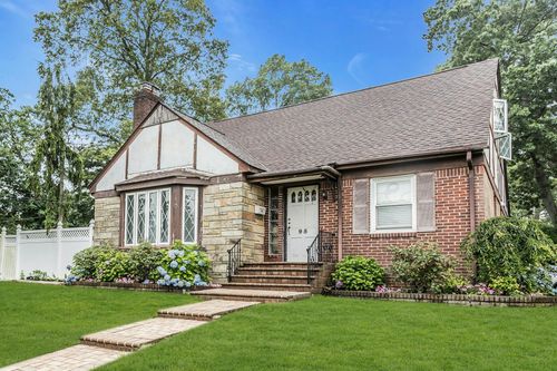 95 E Shore Road, Oyster Bay, NY, 11758 | Card Image