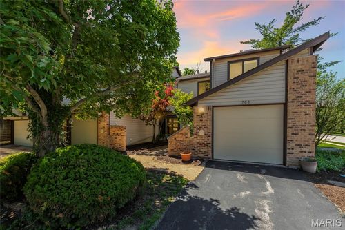 700 Windy Ridge Dr, Ballwin, MO, 63021-7725 | Card Image