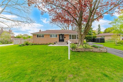 1376 Royal Dr, Burlington, ON, L7P2G9 | Card Image