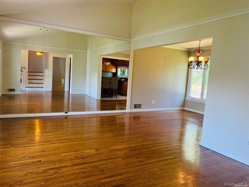 40 Willets Dr, Syosset, NY, 11791-3917 | Card Image