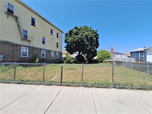 18 Magnolia St, Pawtucket, RI, 02860-1405 | Card Image
