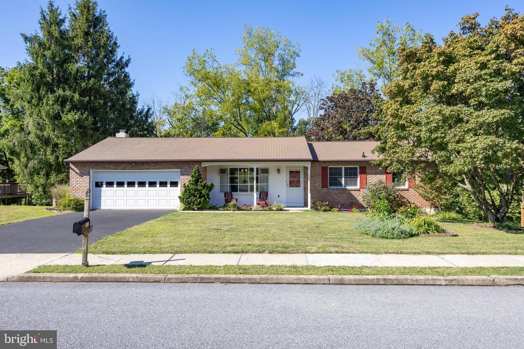 Russell Ave, Douglassville, PA 19518