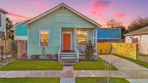 2219 45th St, Galveston, TX, 77550-7318 | Card Image