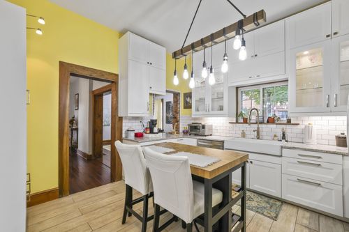 102 W Lincoln Ave, Delaware, OH, 43015-1653 | Card Image