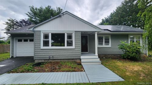 725 Peconic Ln, Peconic, NY, 11958-1412 | Card Image