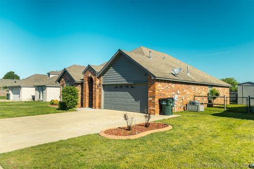 13227 E 132nd St N, Collinsville, OK, 74021-4180 | Card Image