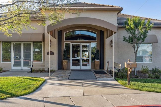 664 Prince Albert Way, Home with 2 bedrooms, 2 bathrooms and 1 parking in Brentwood CA | Image 52
