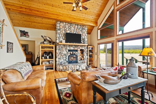 Main Cabin - Living Room | Image 21