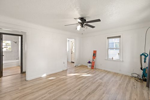 2904 Maple St, Des Moines, IA, 50317-8256 | Card Image