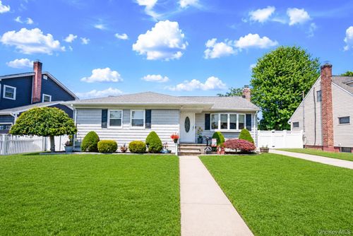 200 Whelan Pl, Seaford, NY, 11783-1057 | Card Image
