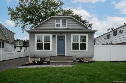 24 Nimitz St, Huntington, NY, 11743-6140 | Card Image