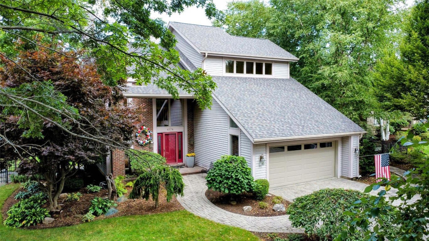 Walten Woods Dr, Erie, PA 16511