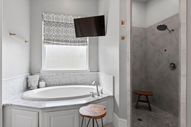 Soak away all your worries in the oversized tub! | Image 22