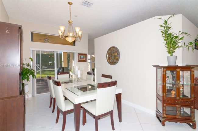 885 - 885 Tanglewood Cir, House other with 3 bedrooms, 2 bathrooms and null parking in Weston FL | Image 6