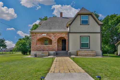 230 E Main St, Lindsay, TX, 76250-2320 | Card Image