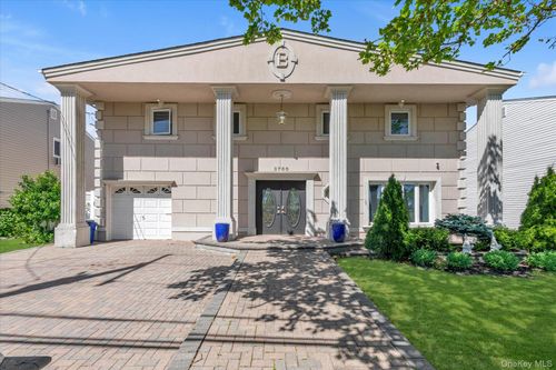 3780 Greentree Dr, Oceanside, NY, 11572-5923 | Card Image