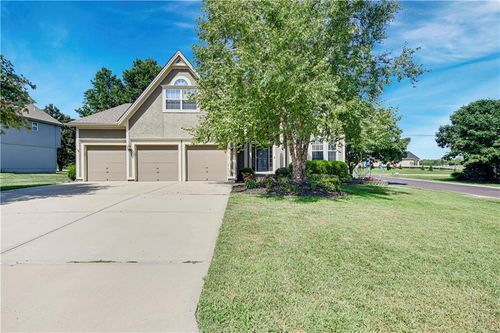 19480 W 207th Ter, Spring Hill, KS, 66083-7552 | Card Image