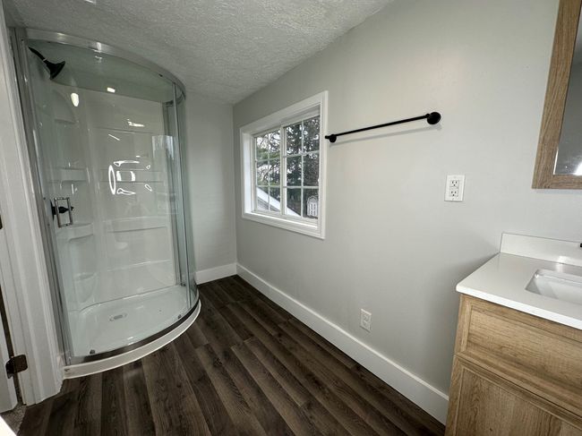 Upstairs common bath | Image 18