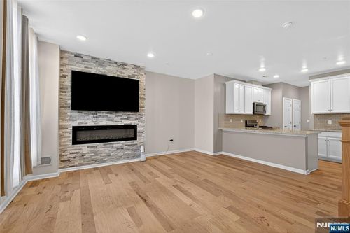 28 Leahy Dr, Wood Ridge, NJ, 07075-2443 | Card Image