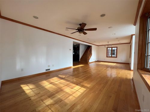 7611 270th St, New Hyde Park, NY, 11040-1417 | Card Image