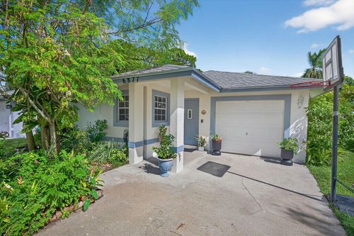 6877 3rd St, Jupiter, FL, 33458-3880 | Card Image