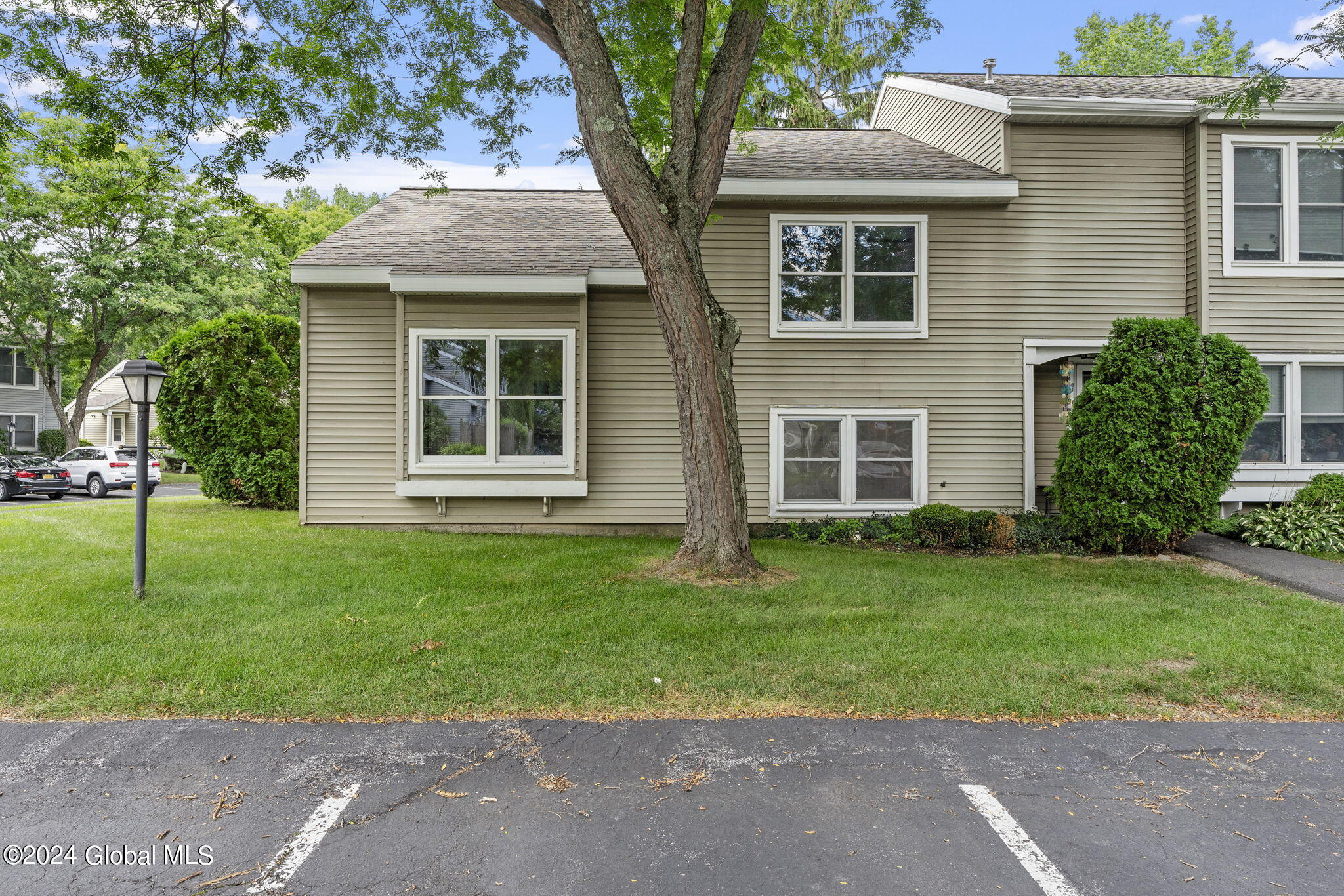 Raleigh Dr, Halfmoon, NY 12065