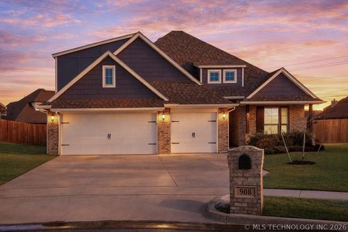908 E Fulton Ct, Broken Arrow, OK, 74012-3017 | Card Image