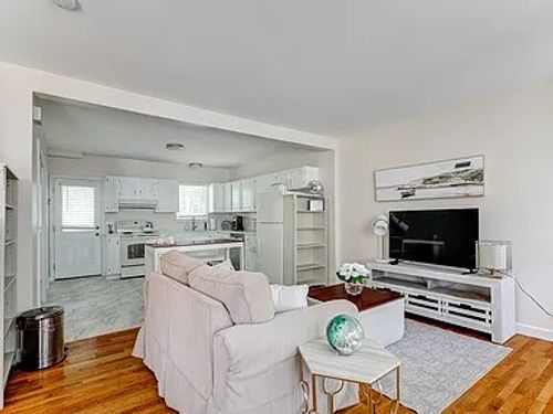 27 Thames St, Newport, RI, 02840-2569 | Card Image