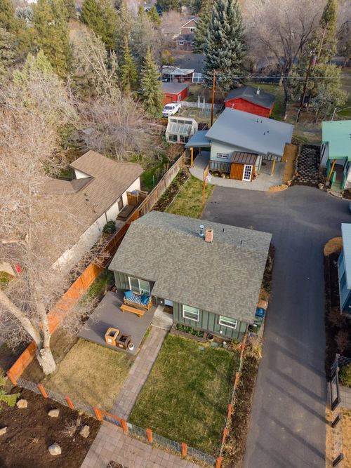 558 Ne Lafayette Ave, Bend, OR, 97701-4360 | Card Image