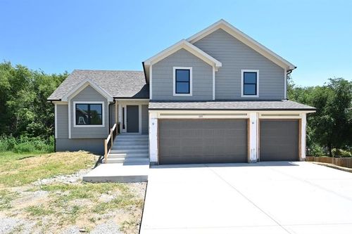 105 Wagers Cir, Dearborn, MO, 64439-5506 | Card Image