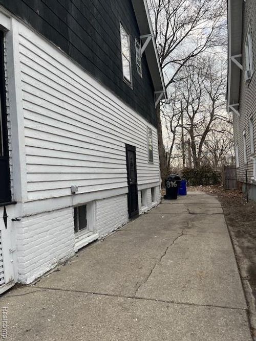 816 Algonquin St, Detroit, MI, 48215-2910 | Card Image