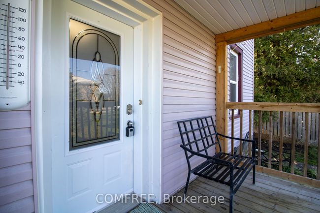 8 Laura St, House other with 5 bedrooms, 3 bathrooms and 4 parking in Lyn ON | Image 12