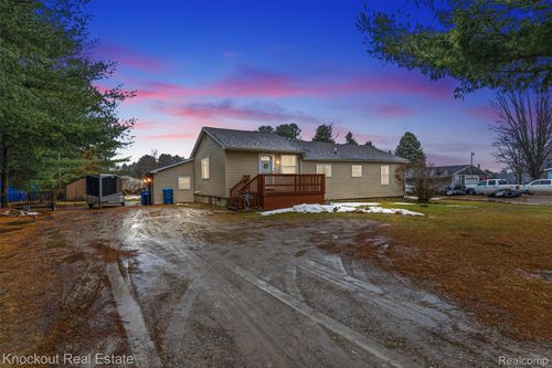 8052 Irish Rd, Millington, MI, 48746-9434 | Card Image