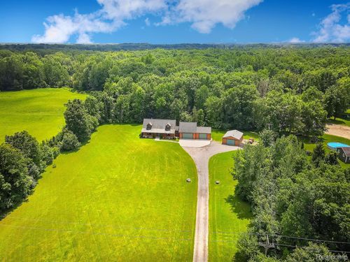 7653 Chase Lake Rd, Fowlerville, MI, 48836-9428 | Card Image