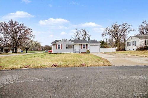 310 Saint Nicholas Ln, Florissant, MO, 63031-6745 | Card Image